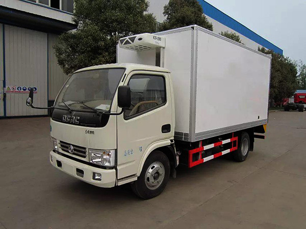 東風(fēng)多利卡4米貨廂冷藏車
