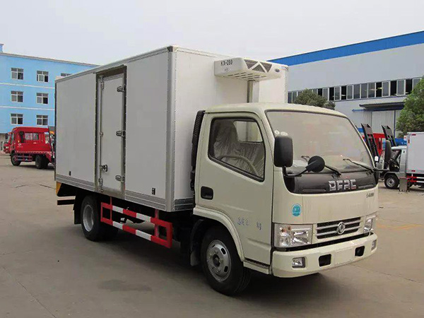 東風(fēng)多利卡4米貨廂冷藏車
