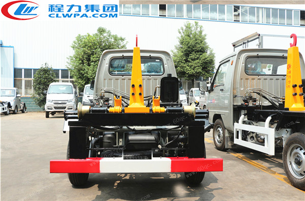 國(guó)五福田馭菱勾臂式垃圾車(chē)
