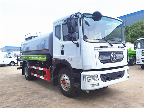 東風多利卡D9新款霧炮車