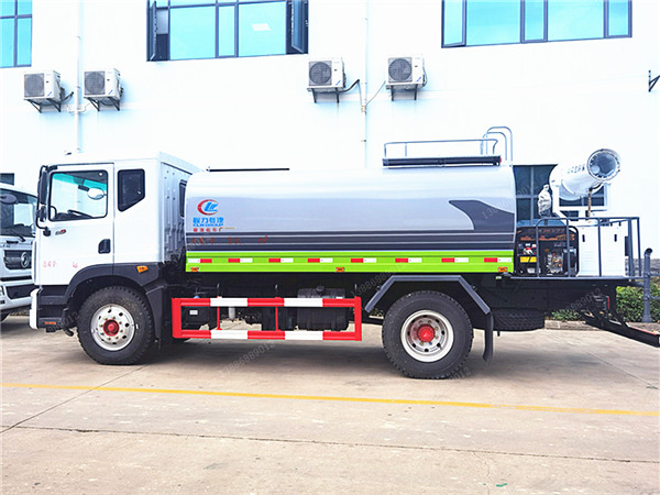 東風多利卡D9新款霧炮車