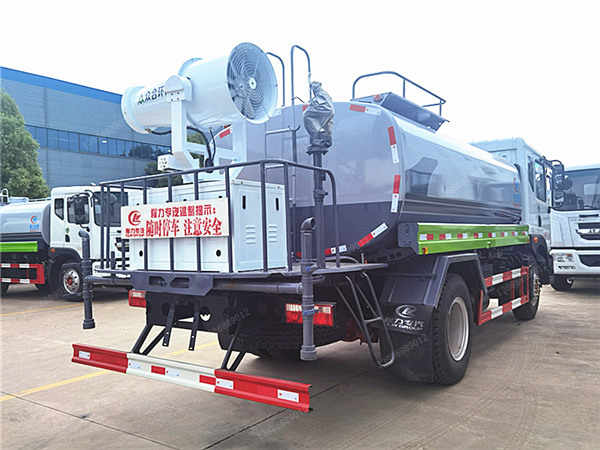 東風多利卡D9新款霧炮車