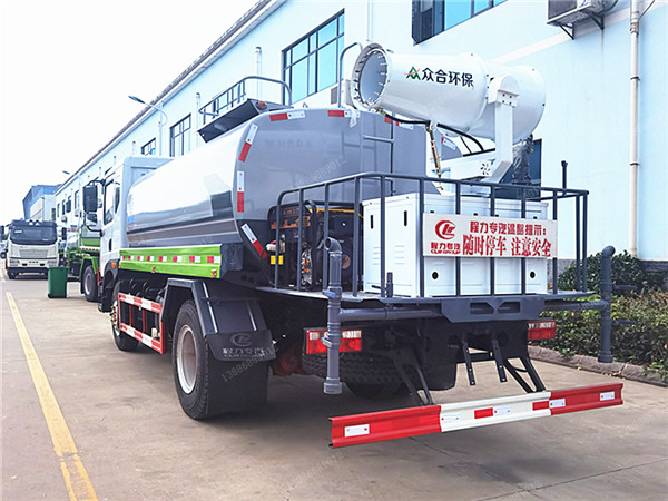 東風多利卡D9灑水霧炮車