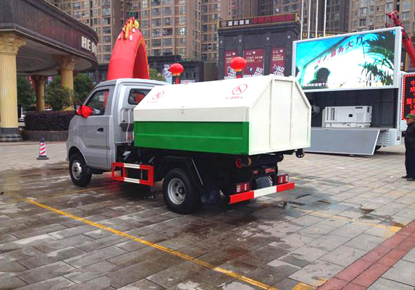 王牌小型3方勾臂式垃圾車(chē)